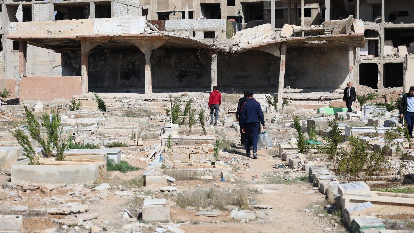 Familiars visiten els seus morts en el cementeri destruït del campament de Yarmouk de Damasc, Síria, el 31 de març