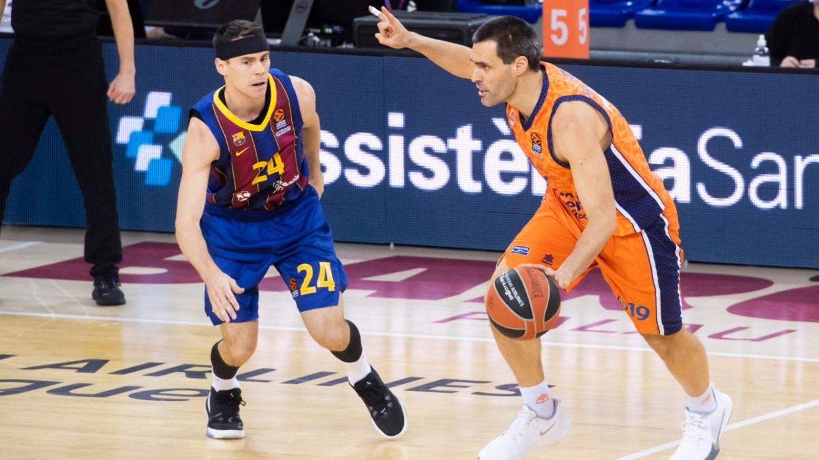 Fernando San Emeterio marca una jugada en l'últim partit contra el Barça