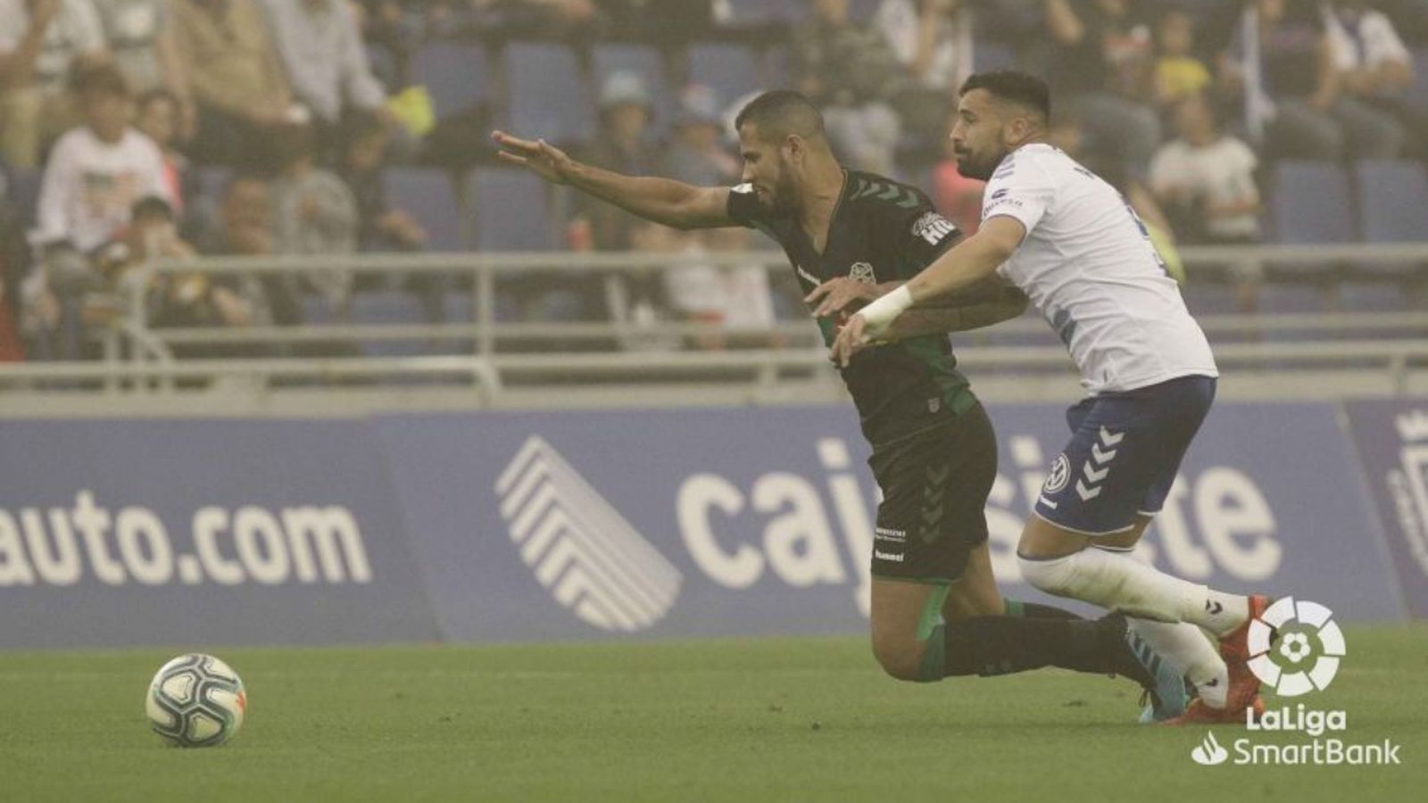 Jonathas cau en una acció amb Alberto, central del Tenerife