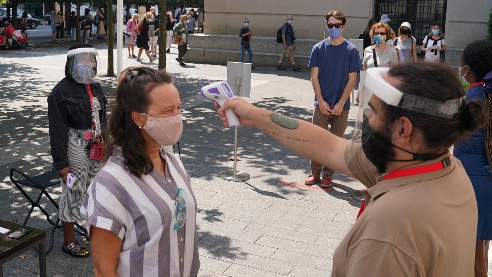 Imatge d’arxiu d’una persona amb mascareta a l’entrada del MoMA, a Nova York.
