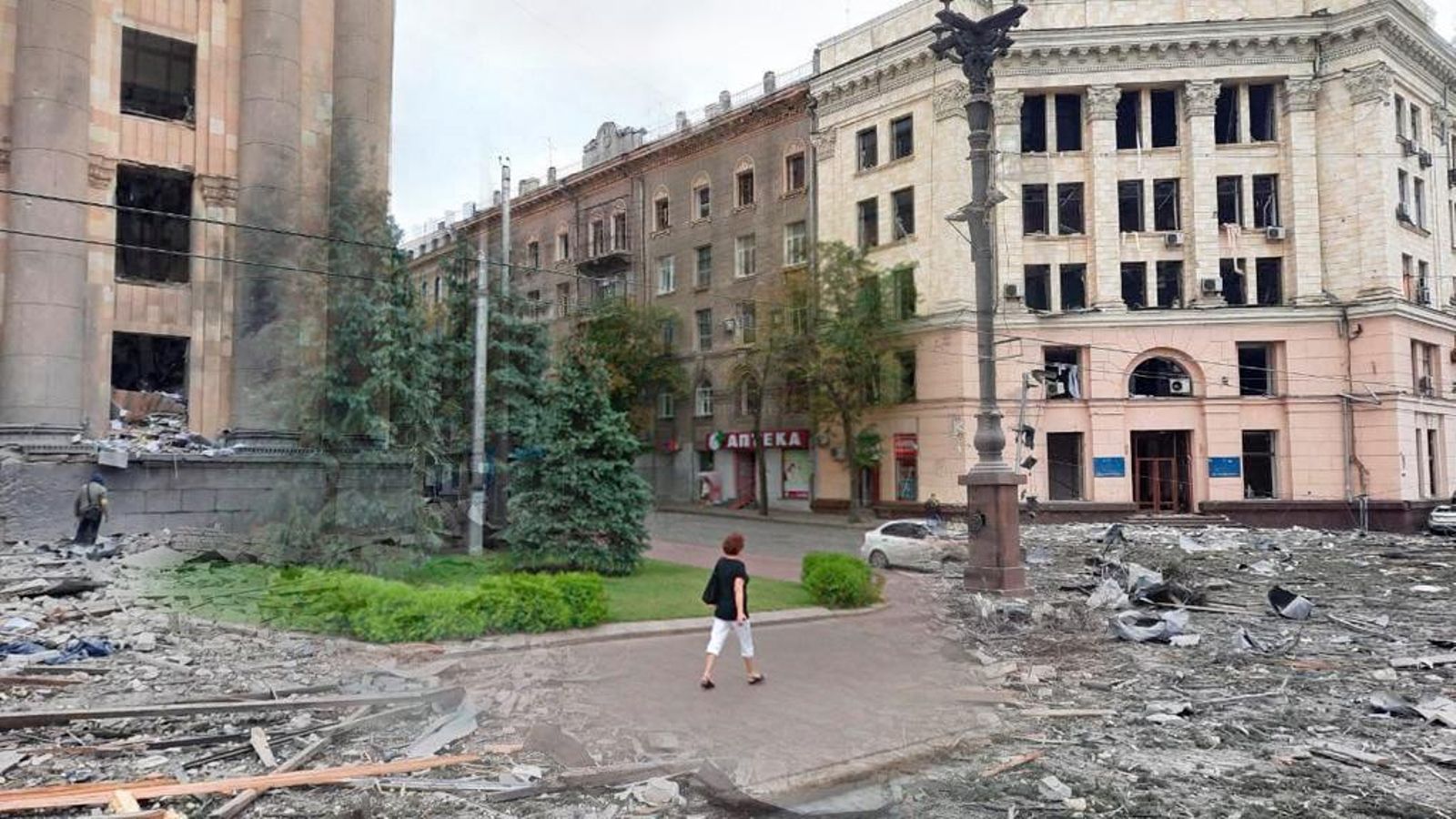 Superposició de dues imatges d'abans i després dels atacs russos a Khàrkiv Superposició de dues imatges d'abans i després dels atacs russos a Khàrkiv
