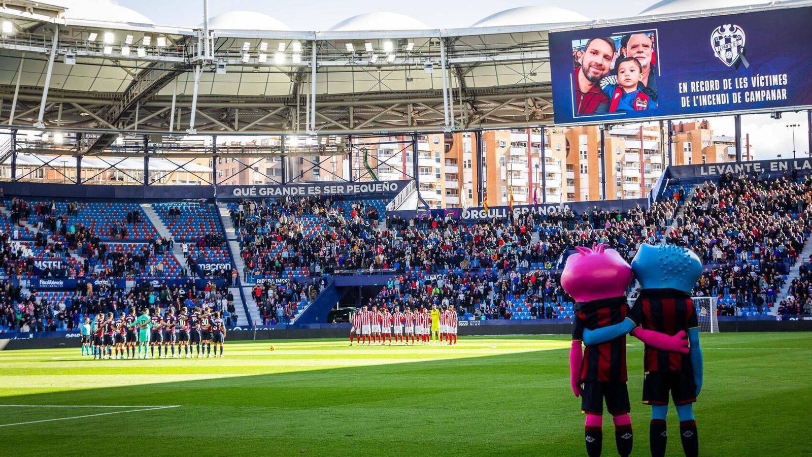 Homenatge del Levante a les víctimes de l'incendi de Campanar