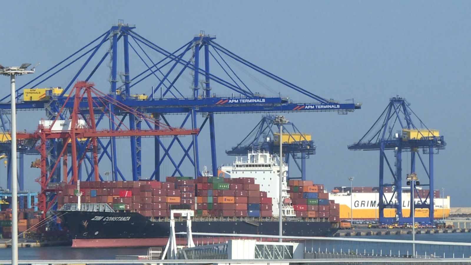 El tancament del port de Xangai afecta el transport marítim mundial