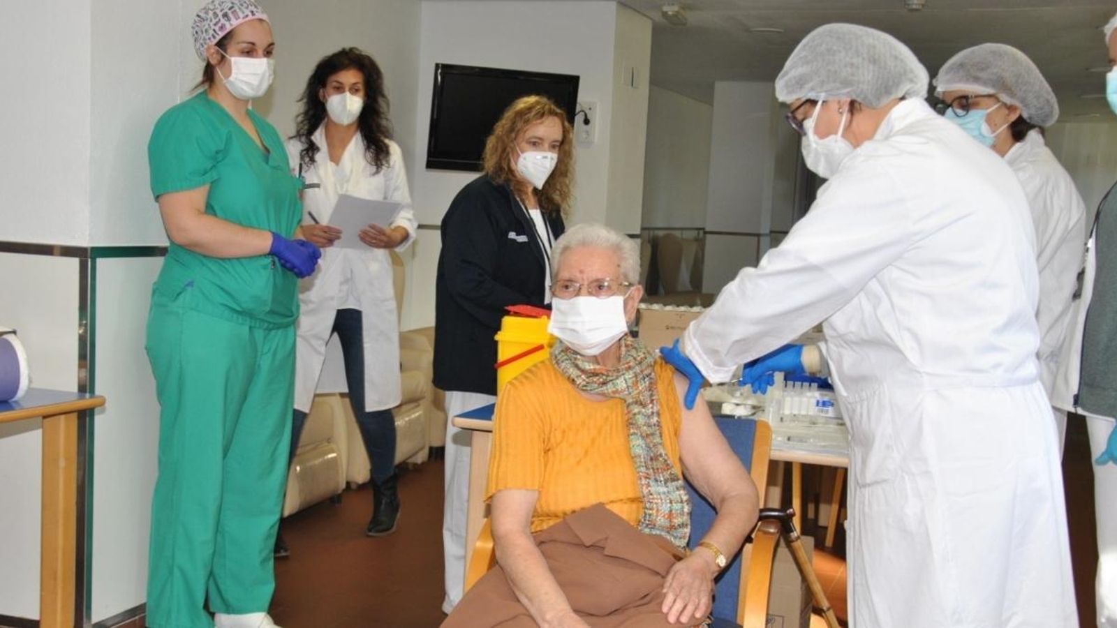 Benilde Domingo, de 86 anys, va ser la primera resident vacunada a la província de Castelló