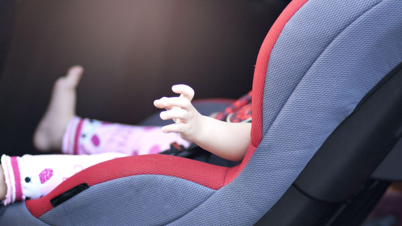 El nadó es va quedar a soles dins del vehicle i, en ser rescatat, van haver de fer-lo entrar en calor perquè tenia la temperatura corporal molt baixa