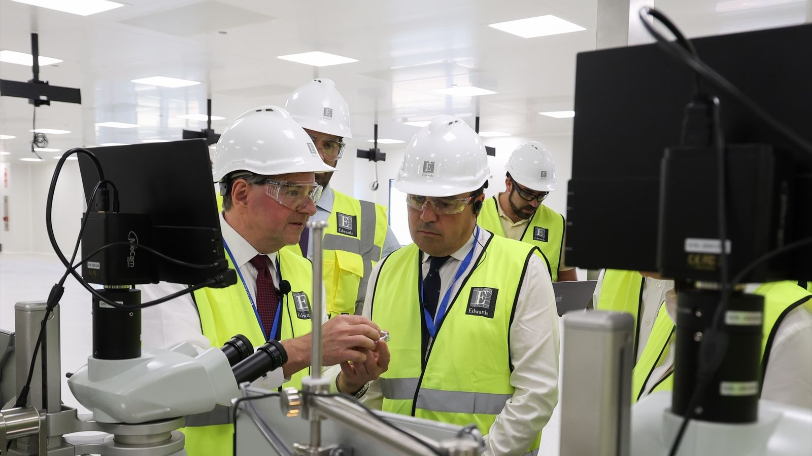 El president de la Generalitat, Juanfran Pérez Llorca, visita la nova planta de Edwards Lifesciences