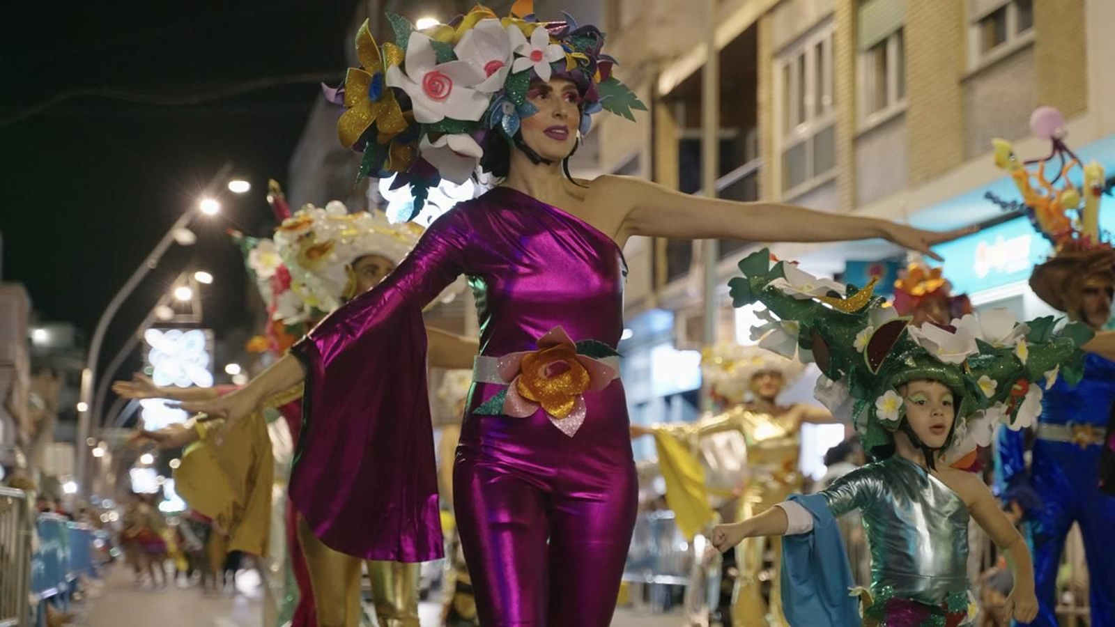 La gran desfilada de carrosses i disfresses és un dels actes principals de les festes de Pilar de la Horadada