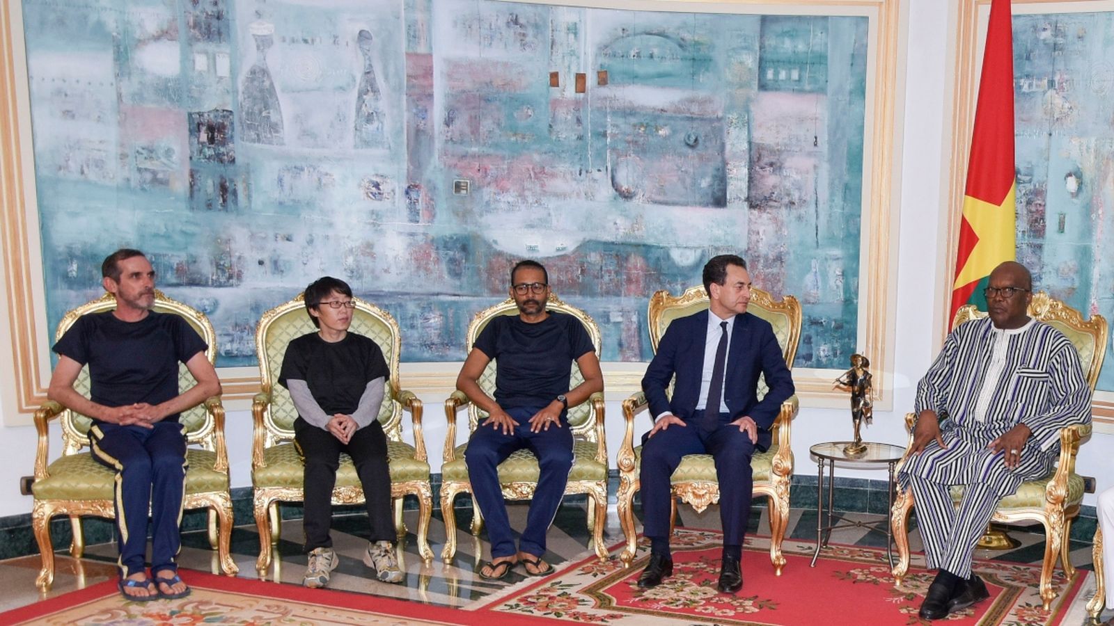 Els segrestats, amb el president de Burkina Faso