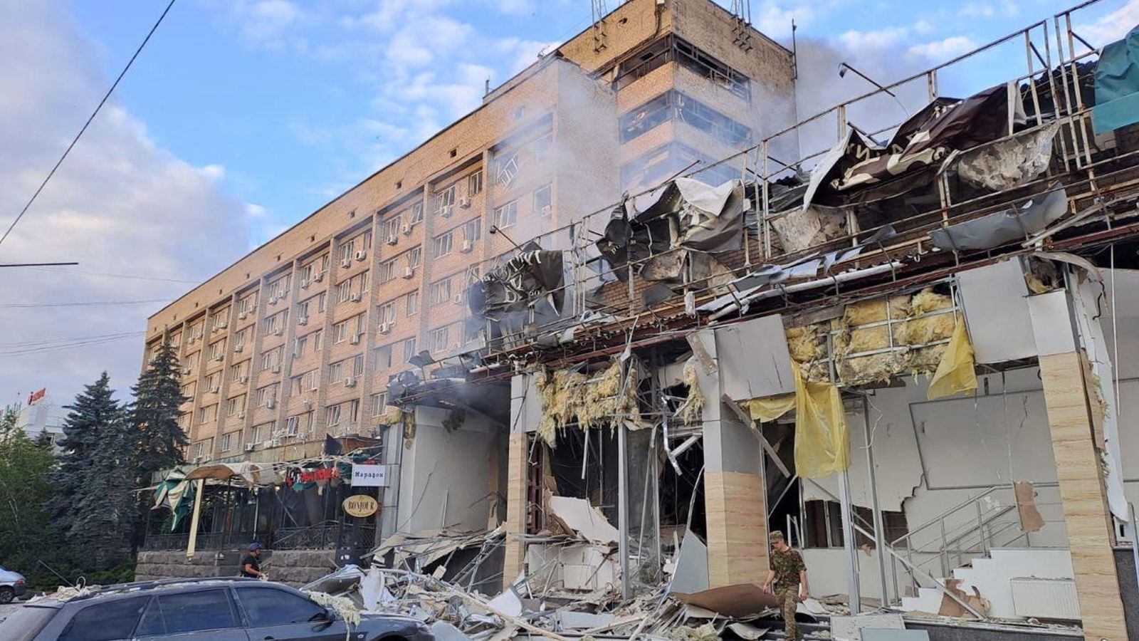 Edifici d'un restaurant greument danyat per un atac rus amb míssils en Kramatorsk, regió de Donetsk, Ucraïna,