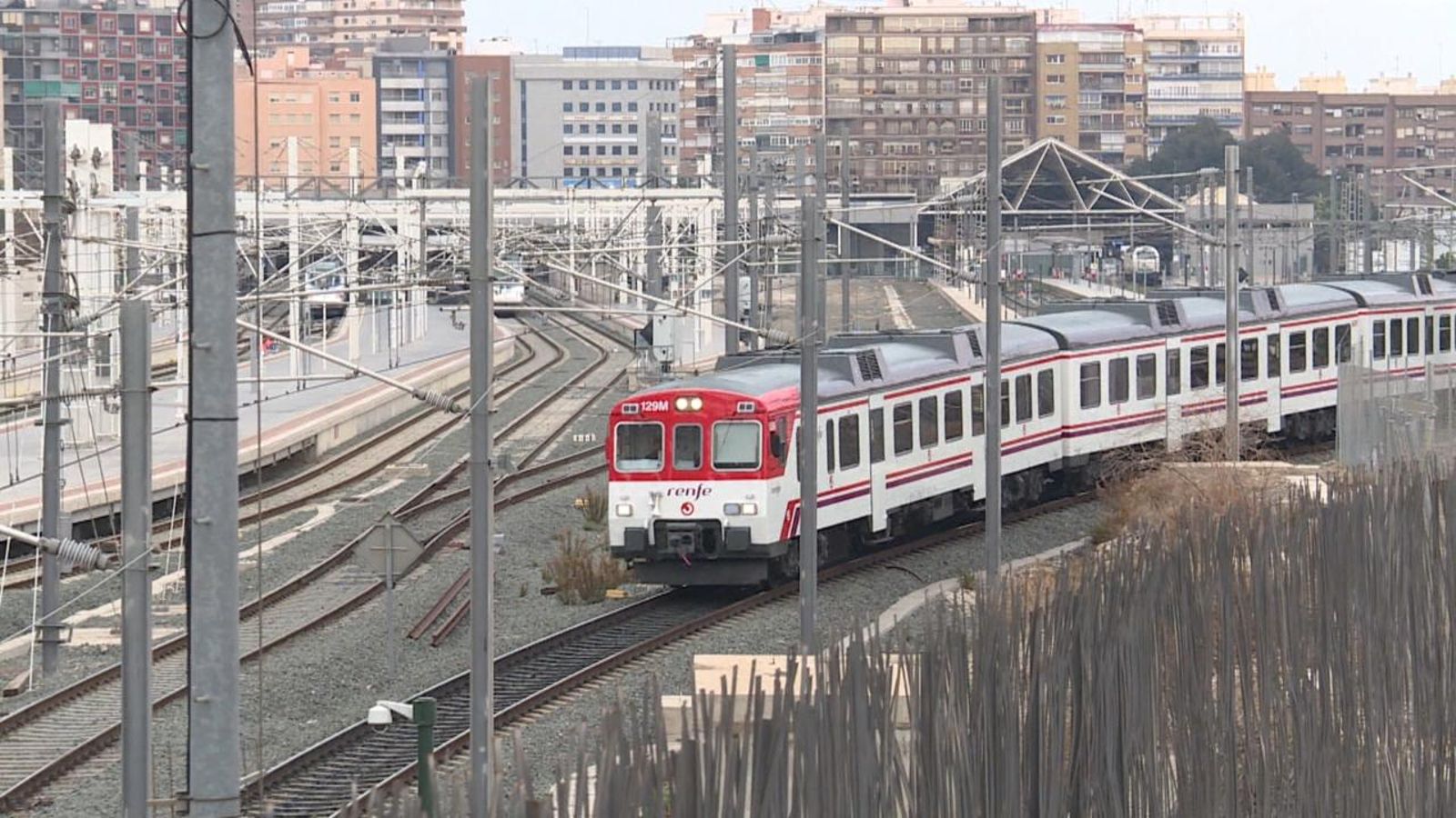 Un tren de renfe en l'estació del Nord de València Un tren de renfe en l'estació del nord de València