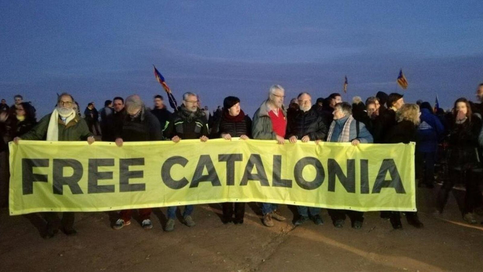 Centenars de persones envolten la presó de Lledoners en suport de Sànchez i Turull