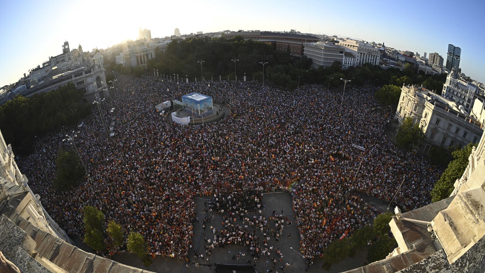 La plaça de Cibeles a Madrid durant la concentració amb motiu del Dia de Ceuta