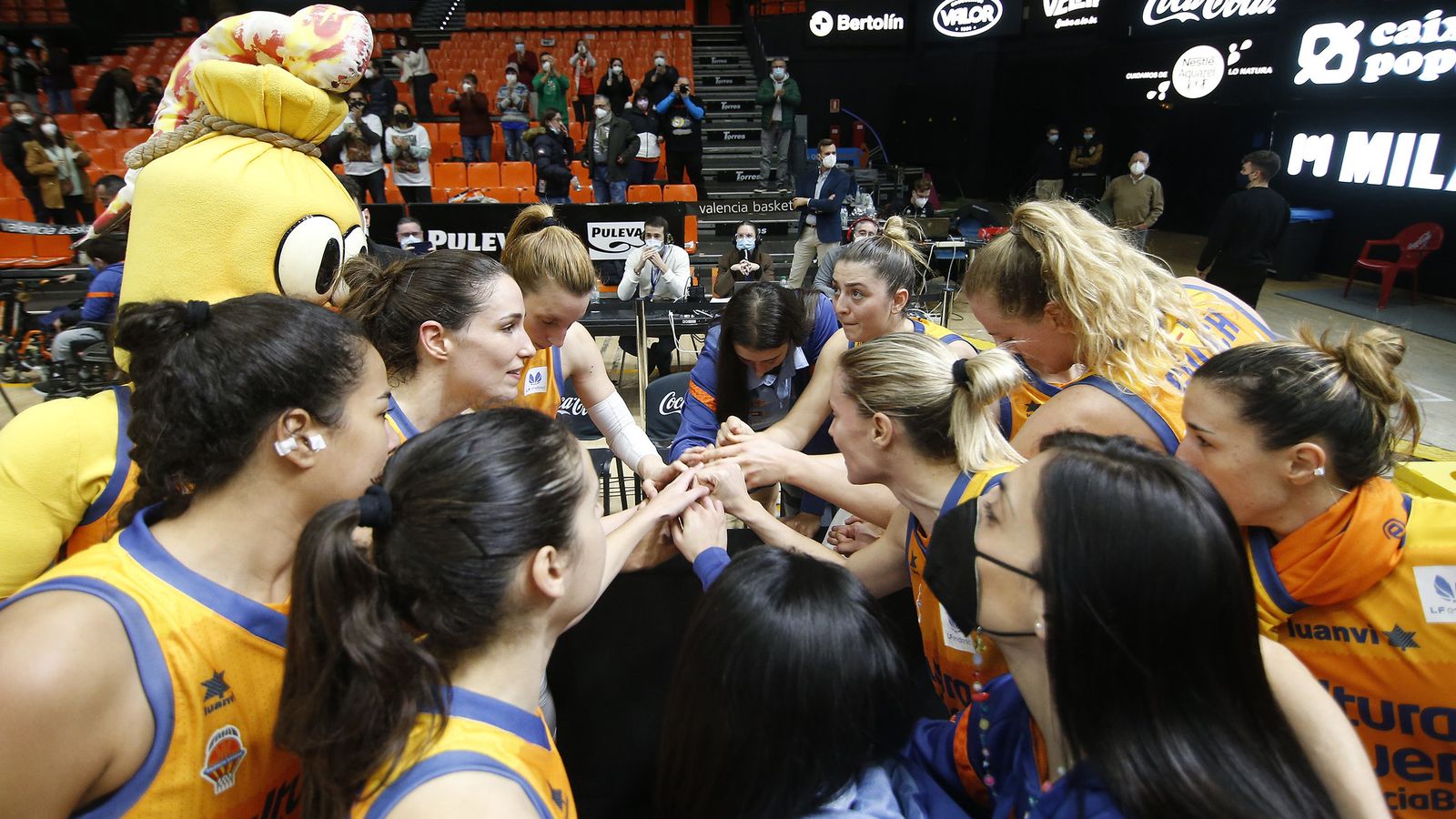 Les jugadores taronja s'encoratgen abans d'un partit a la Fonteta