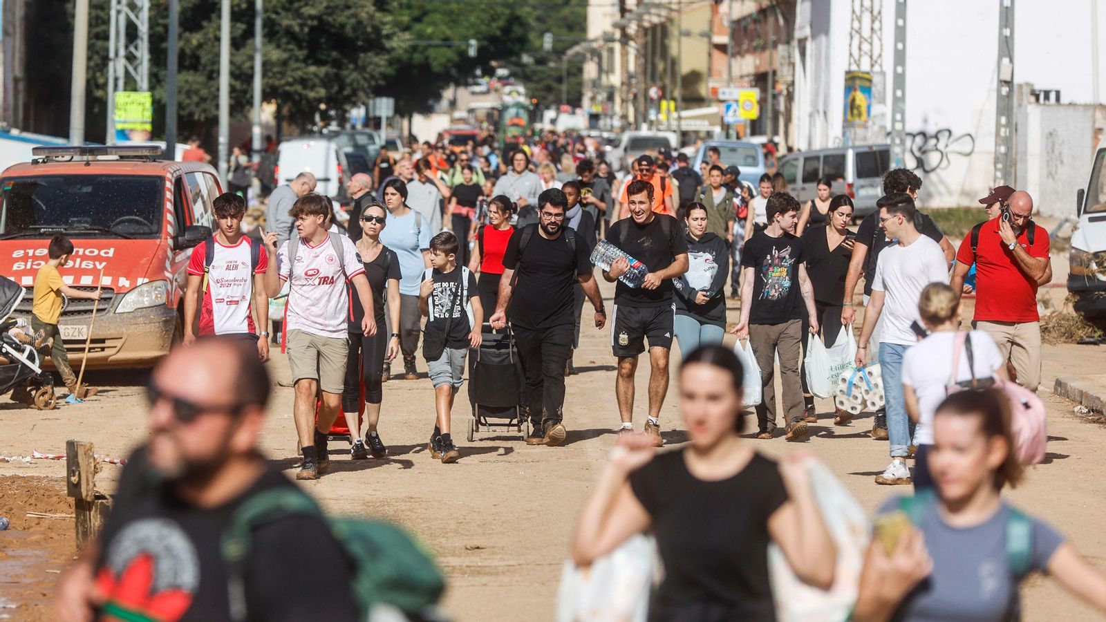 Marea de voluntaris que els primers dies de novembre va arribar fins a la pedania valenciana de la Torre