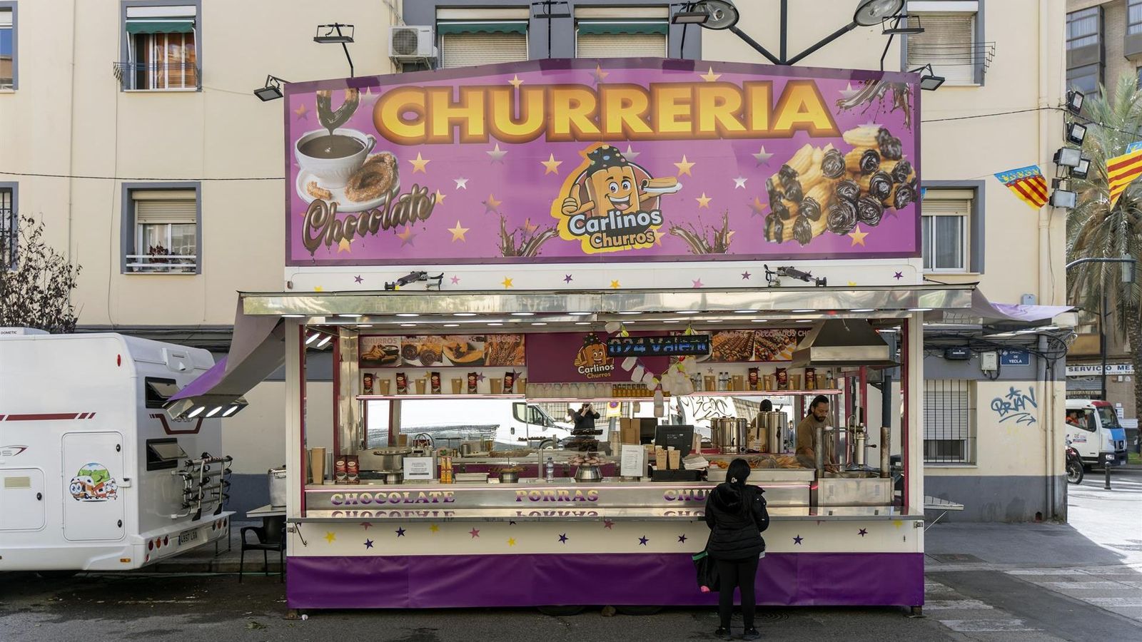 Una xurreria instal·lada en un carrer de València durant les passades Falles