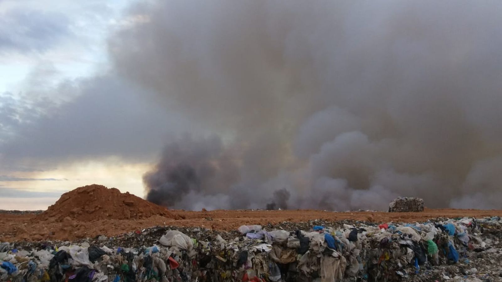 S\'incendia una planta de reciclatge de plàstics a Requena