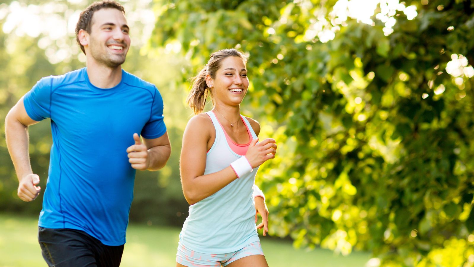 Una dona i un home fent exercici