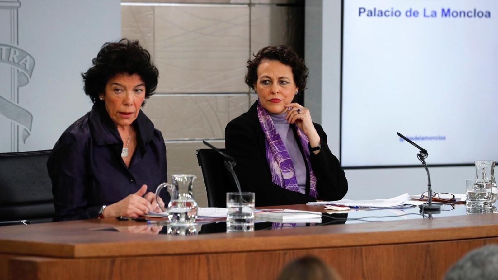 La portaveu del govern espanyol, Isabel Celaá, i la ministra de Treball, Magdalena Valerio, durant una roda de premsa celebrada després de la reunió del Consell de Ministres d'aquest divendres