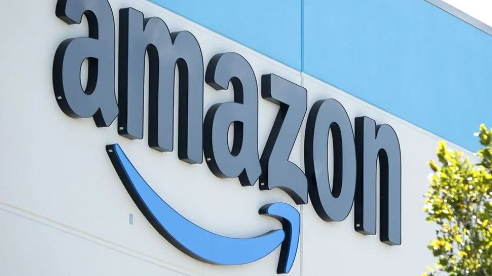 Logo d'Amazon en un centre logístic (arxiu)