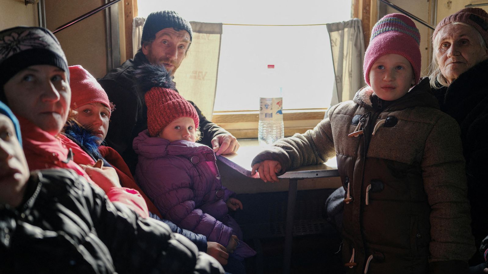 La família Kanishchev, del llogaret de Yampil, en un tren d'evacuació, enmig de l'atac rus a Pokrovsk, regió de Donetsk, Ucraïna