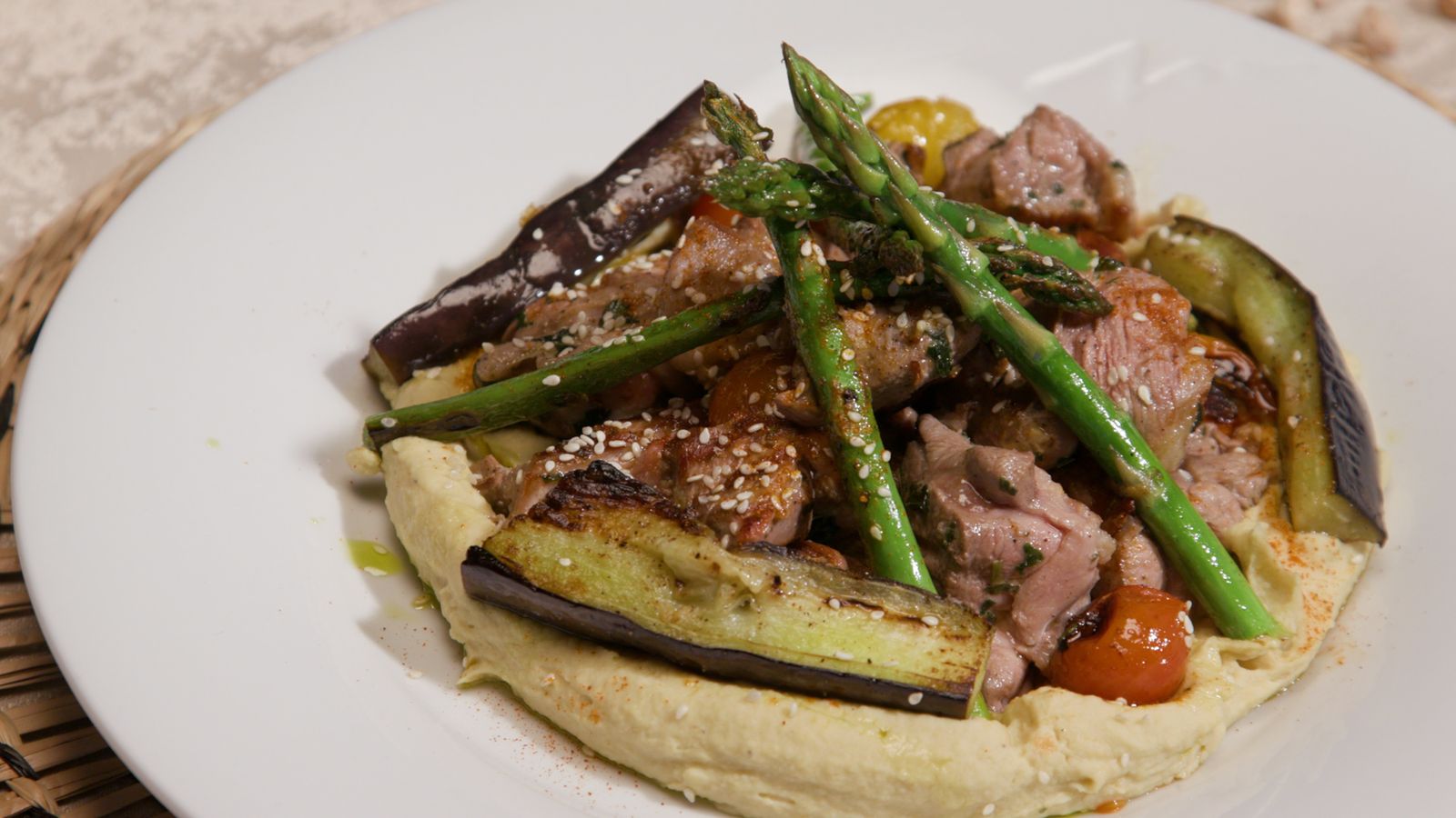 Corder amb hummus i verdures