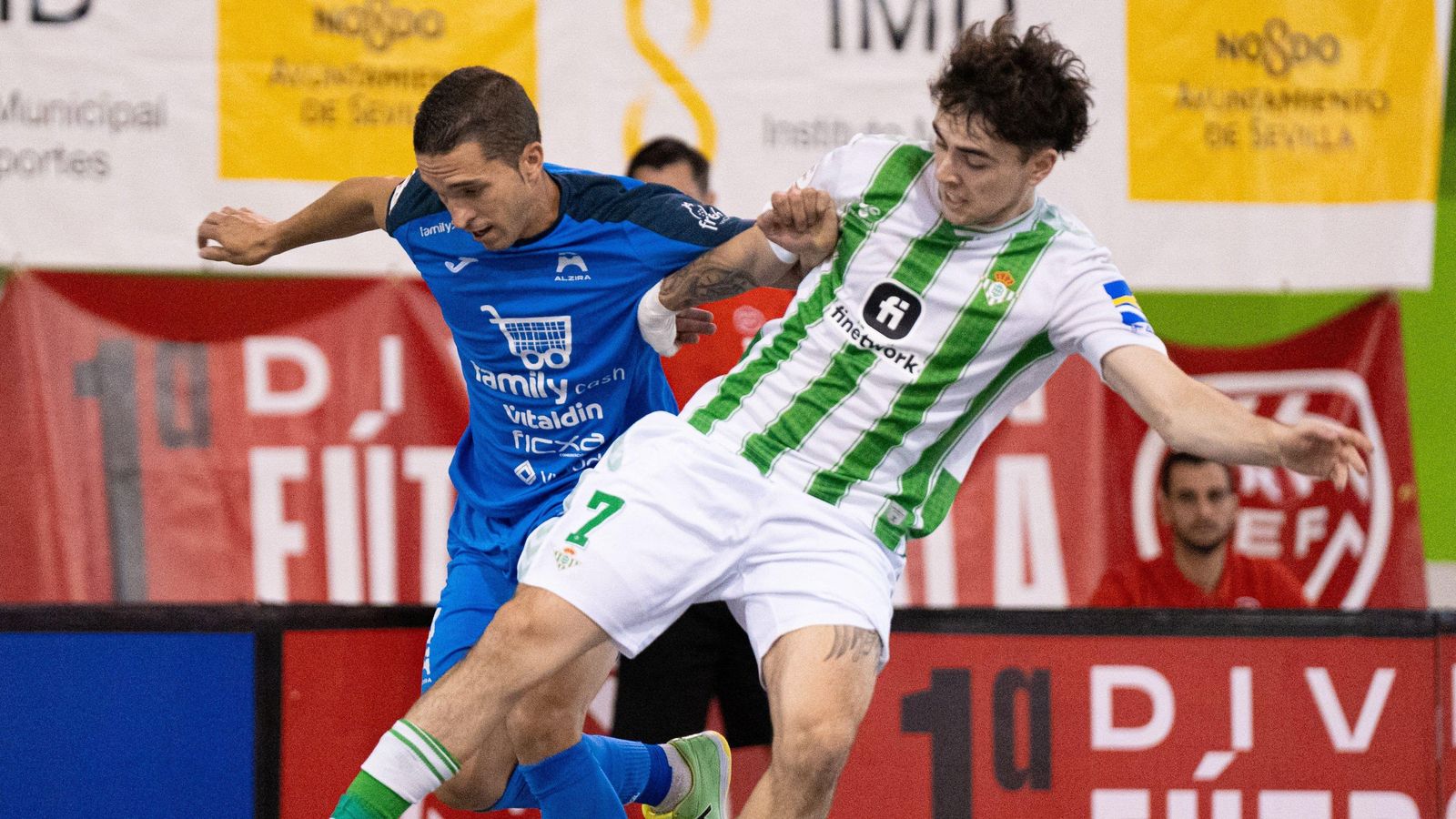 Un jugador de l'Alzira i un del Betis pugnen per una pilota