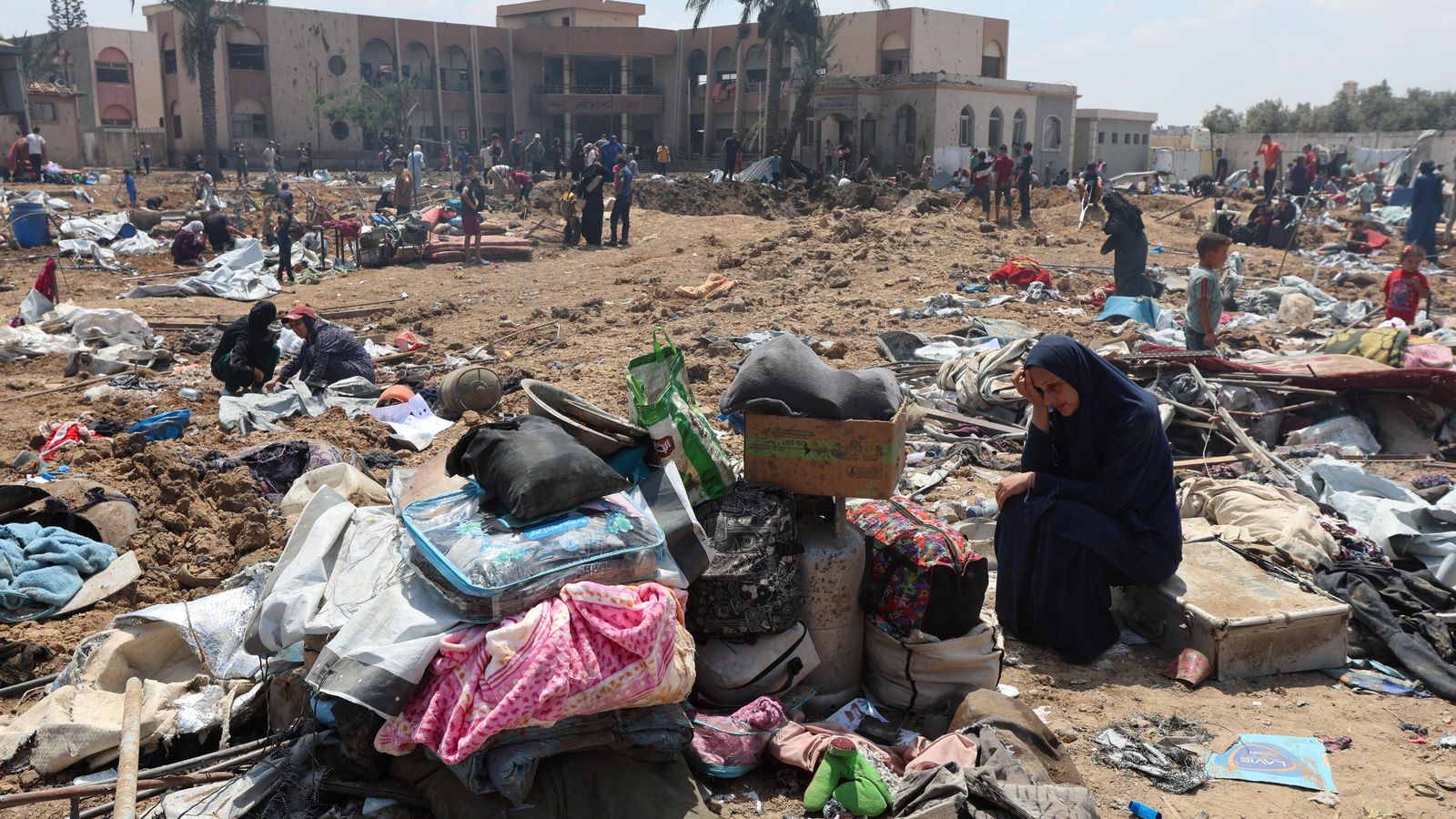 Enderrocs després d'un bombardeig d'Israel en el camp de refuigats de Deir Al-Balah, en el centre de la Franja de Gaza