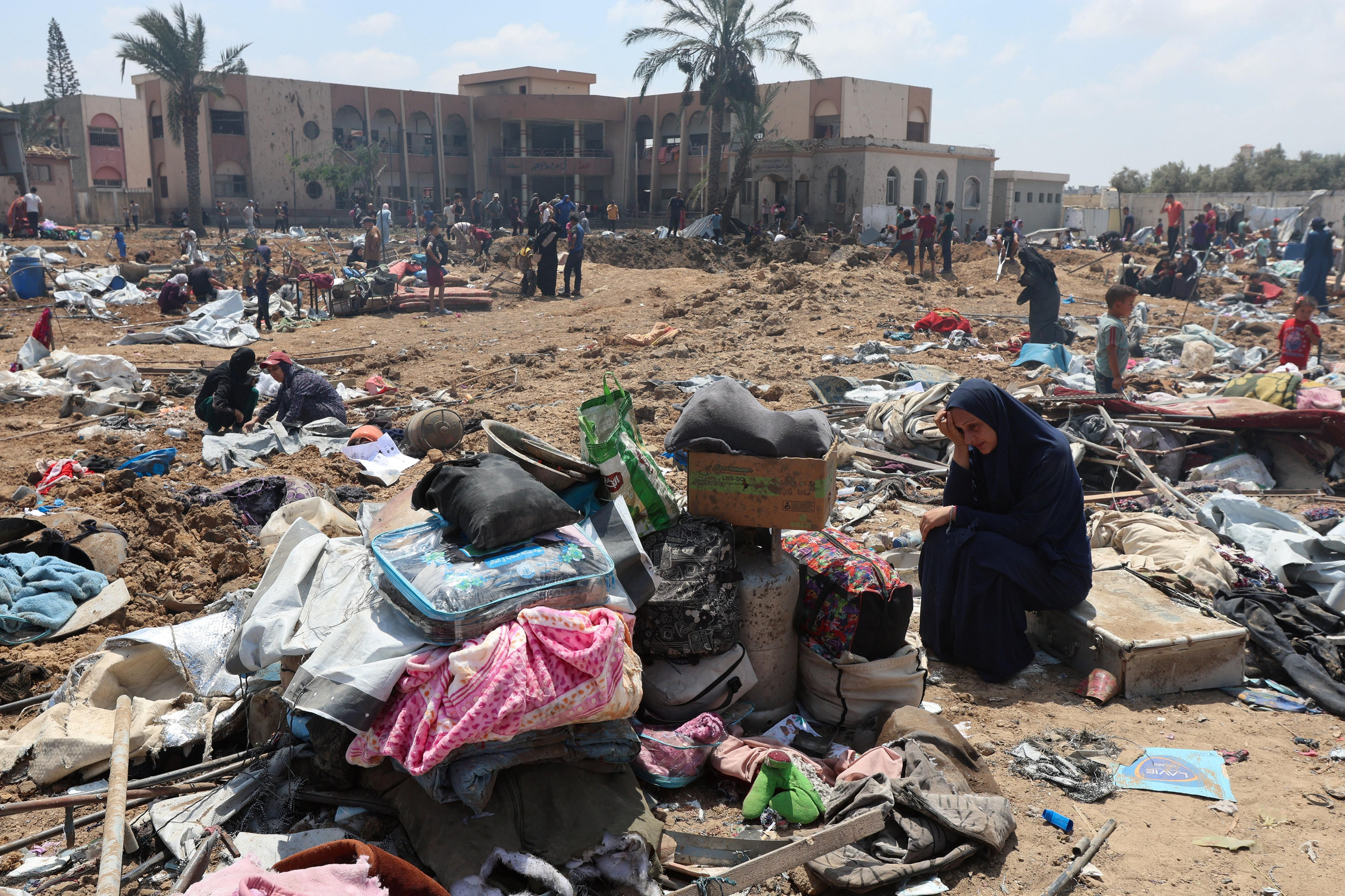 Enderrocs després d'un bombardeig d'Israel en el camp de refugiats de Deir al-Balah, al centre de la Franja de Gaza Enderrocs després d'un bombardeig d'Israel en el camp de refuigats de Deir Al-Balah, en el centre de la Franja de Gaza