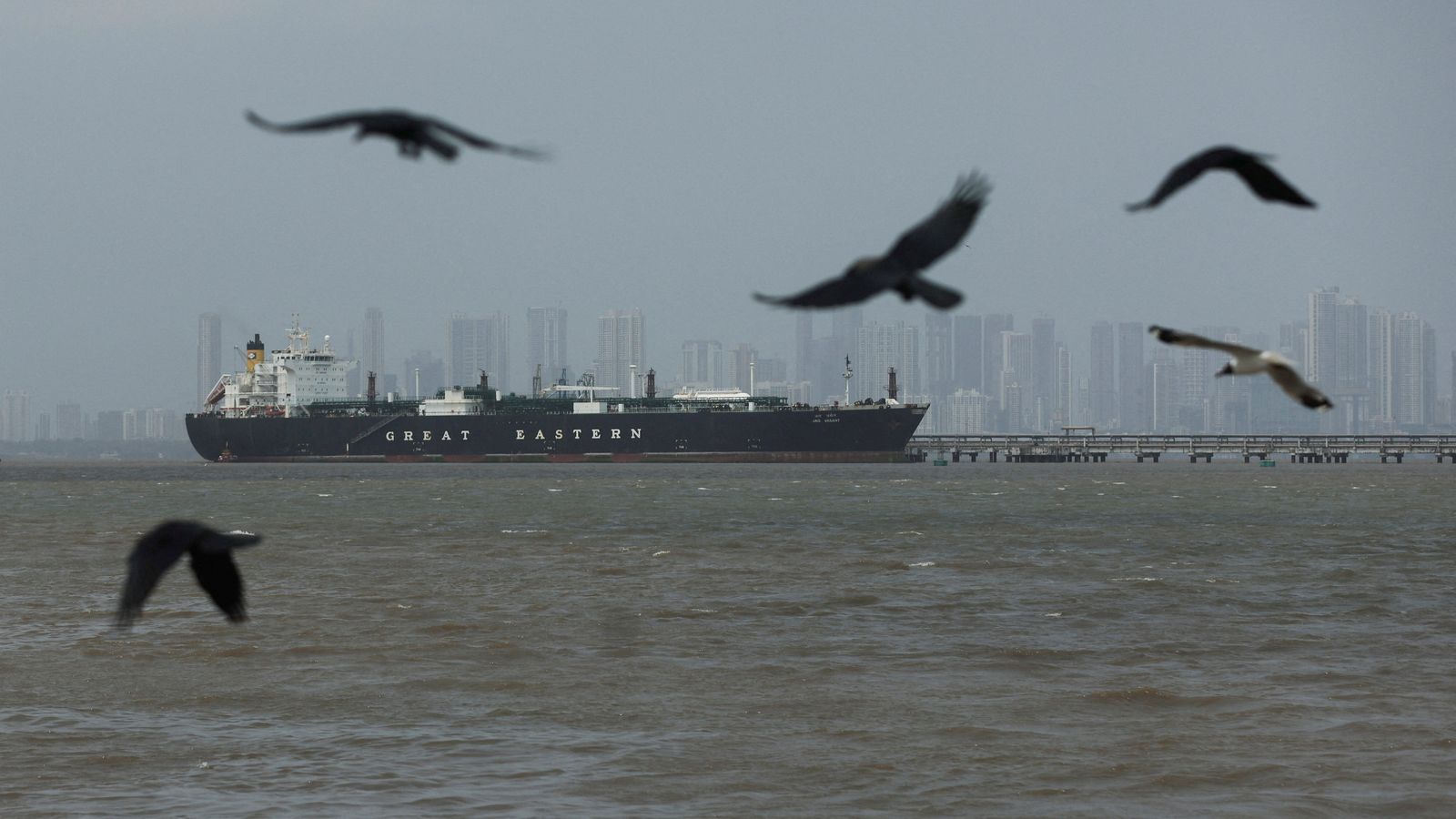 Una embarcació navega per l'estret d'Ormuz, en una imatge d'arxiu