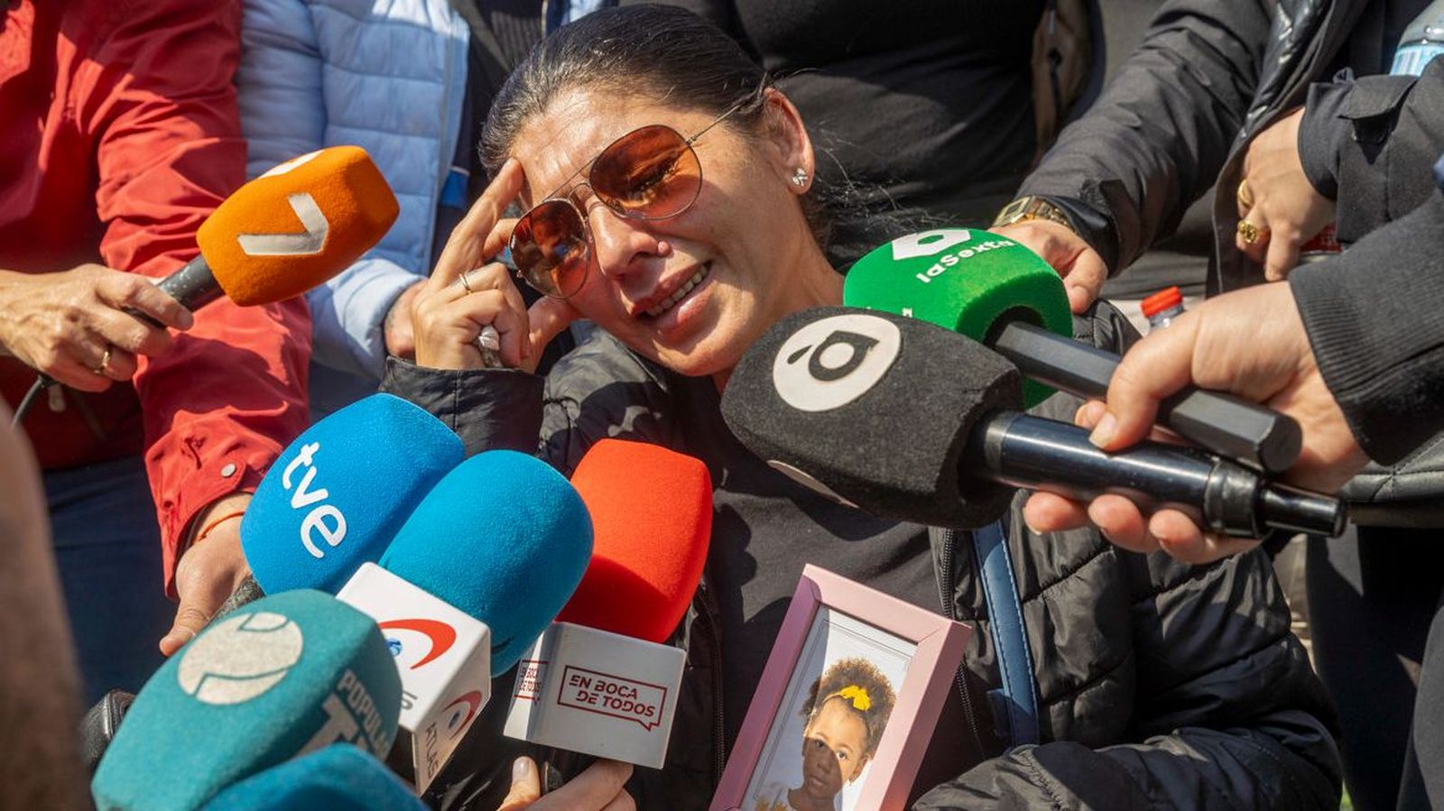 La mare de la xiqueta assassinada, a la concentració en repulsa contra el crim que s'ha convocat davant de l'Ajuntament de Múrcia