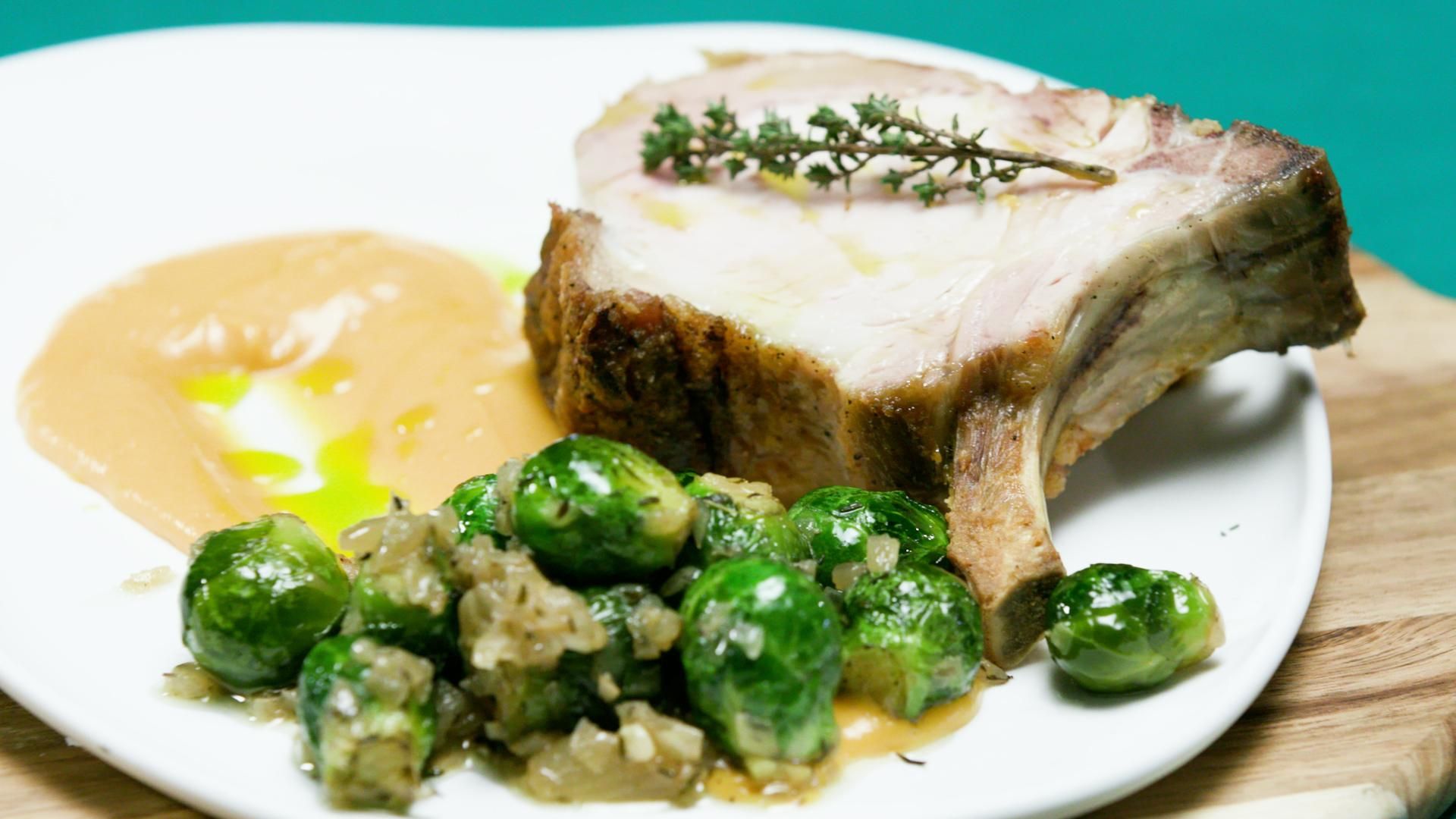 Xulletes de porc amb cols de Brussel·les Xulletes de porc amb cols de Brussel·les