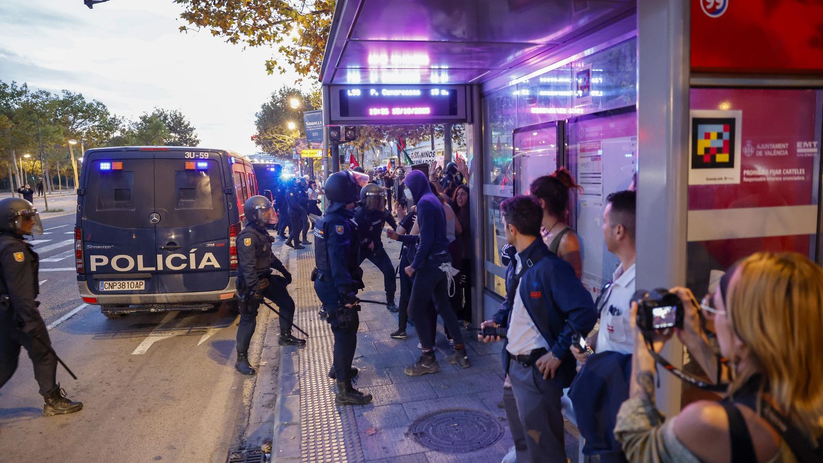 Un dispositiu de 500 agents cobreix les concentracions contra Israel en el Roig Arena