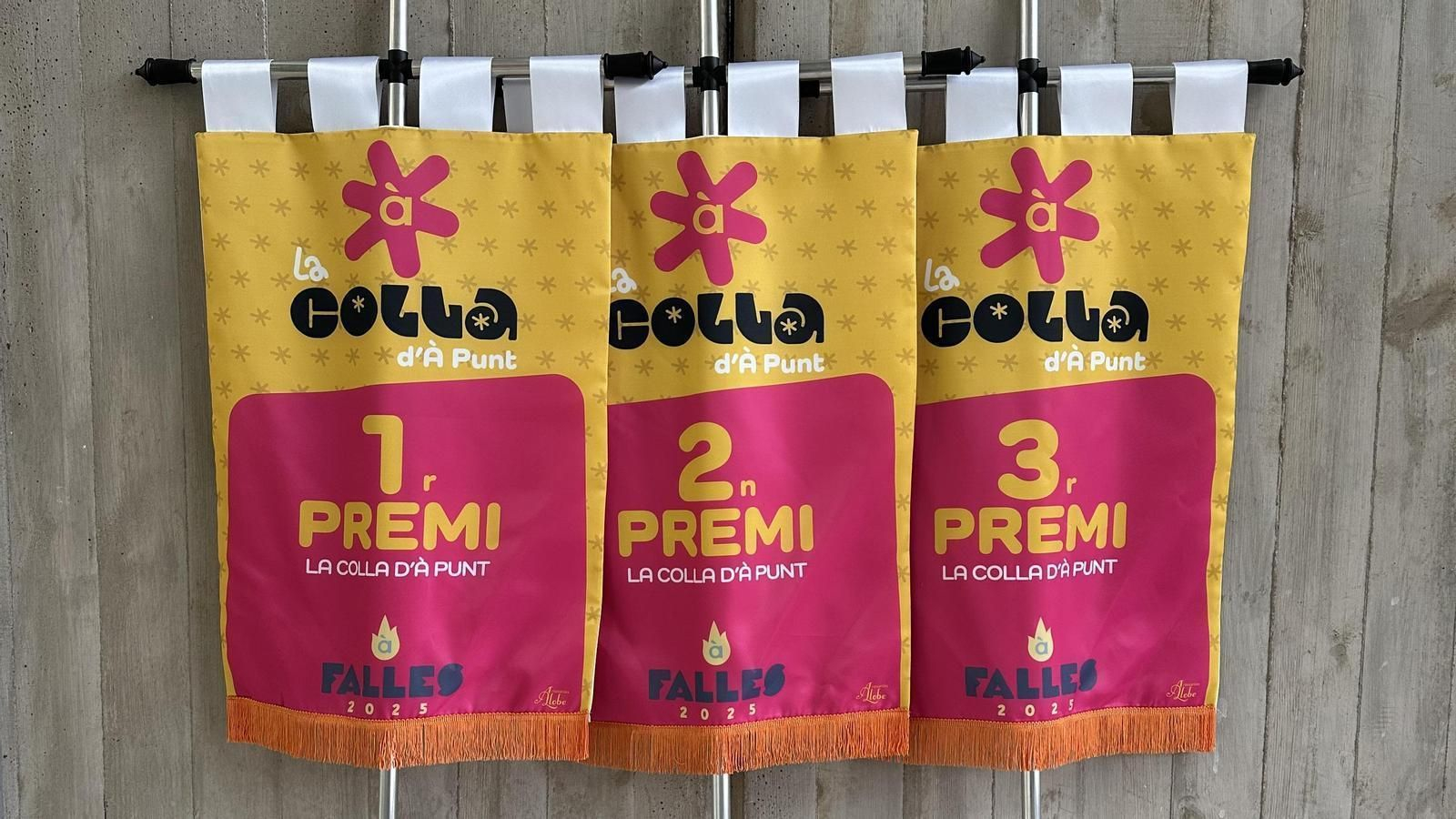 Els estendards dels premis de La Colla en les Falles de 2025