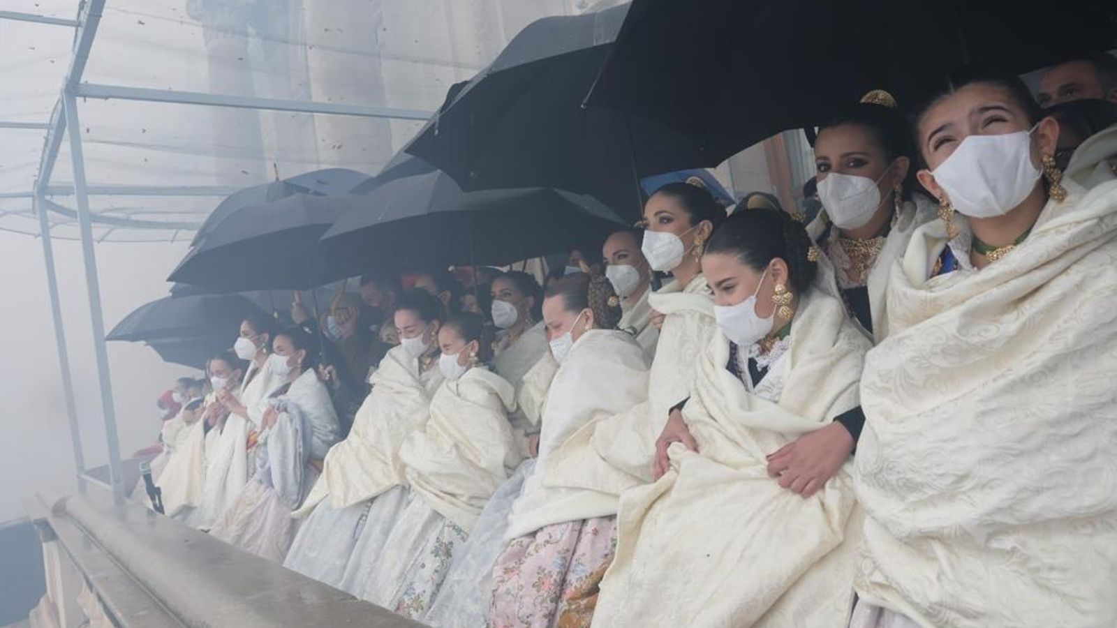 Les falleres majors de València van haver de seguir la mascletà de diumenge sota el paraigua
