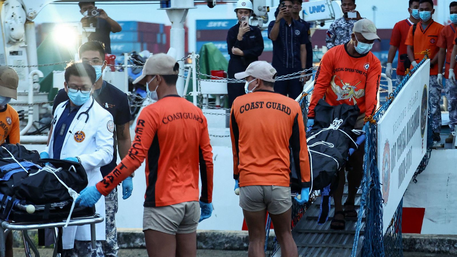 La Guàrdia Costanera de Filipines rescata els cossos de diverses víctimes del naufragi