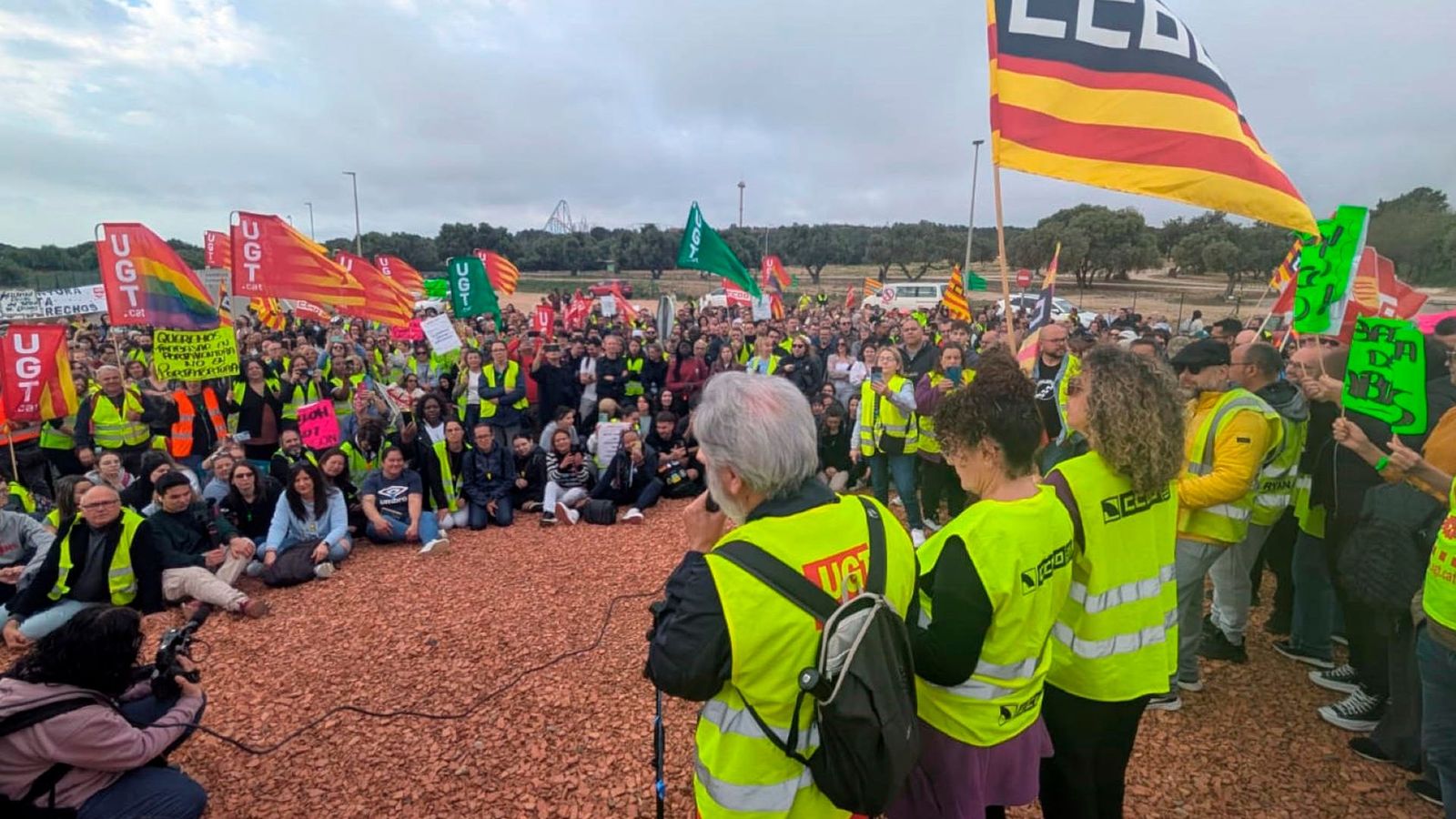 Centenars de treballadors en vaga protesten a les portas de PortAventura