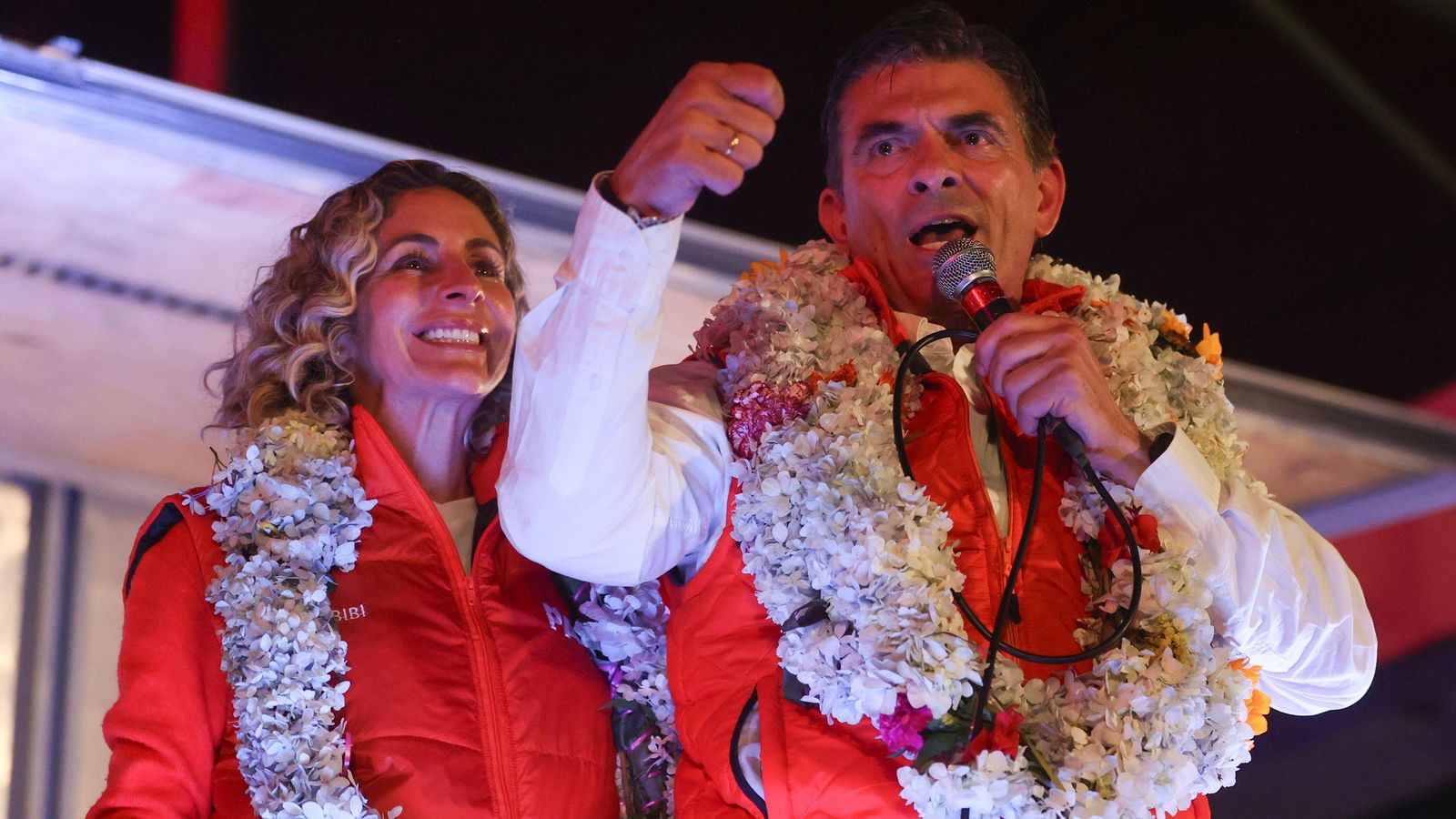 El senador centrista Rodrigo Paz Pereira, amb la seua esposa María Elena Uriquidi, durant el discurs de victòria a La Paz (Bolívia)