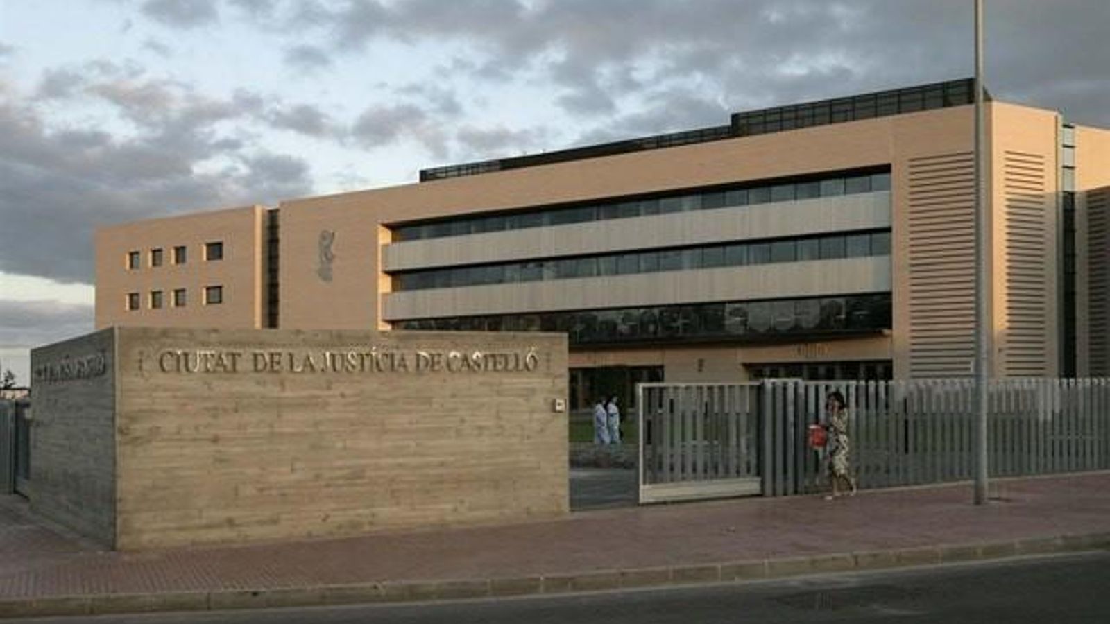 Imposen huit mesos de presó a quatre acusats per la falta de seguretat d’un treballador que es va lesionar talant pins