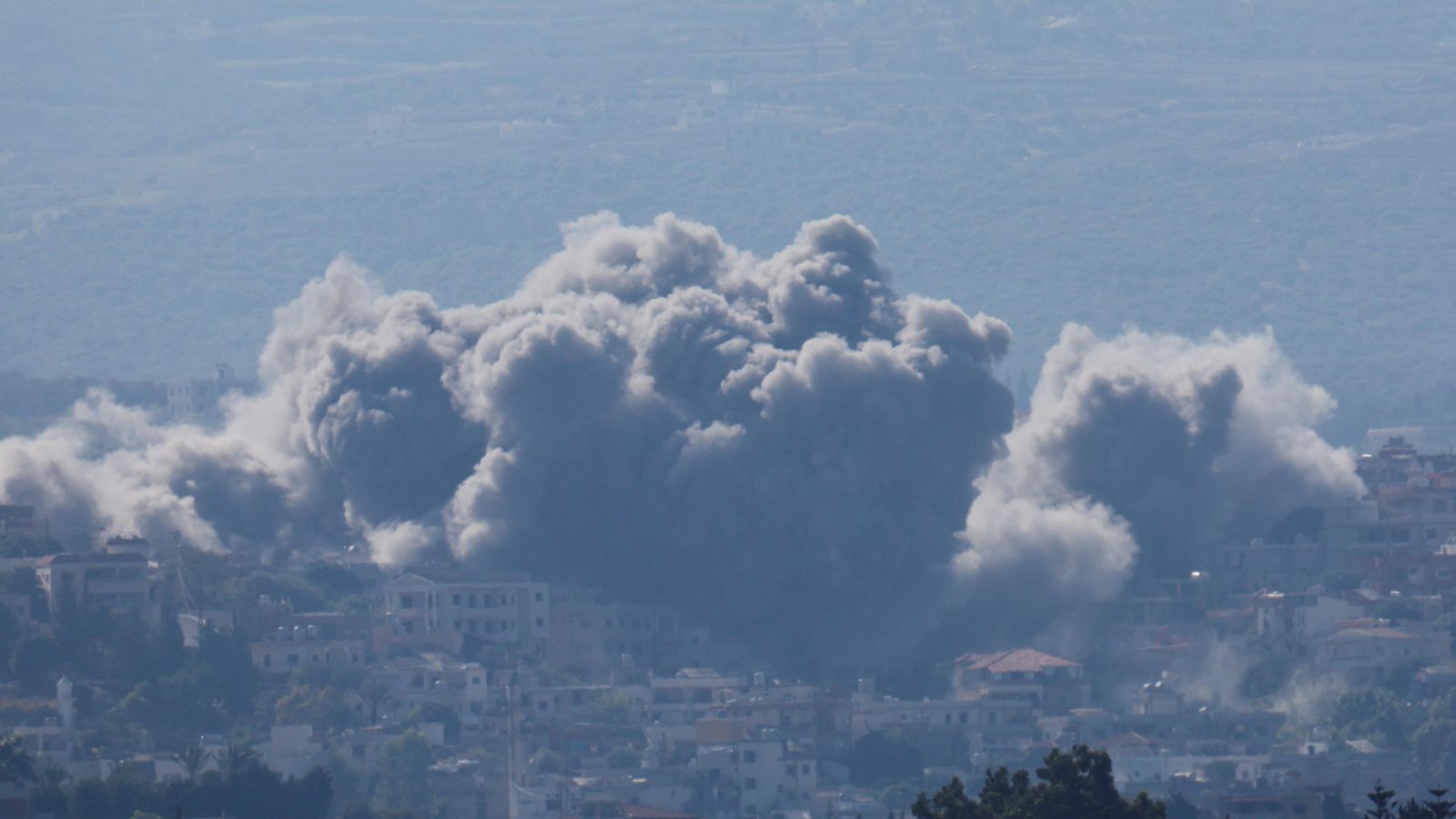 Una columna de fum s'eleva a una població del sud del Líban després de l'impacte d'un projectil israelià