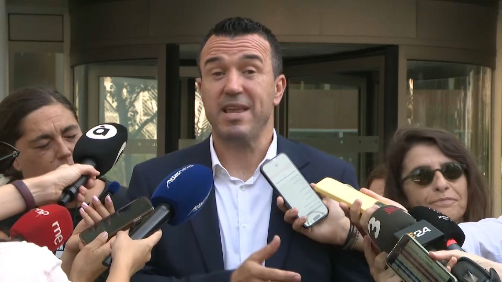 Vicent Mompó atén els periodistes a l'eixida de la Ciutat de la Justícia