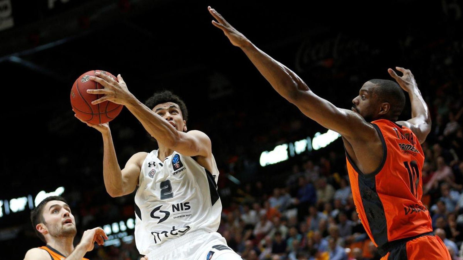 Will Thomas defén una jugada contra el Partizan. Efe