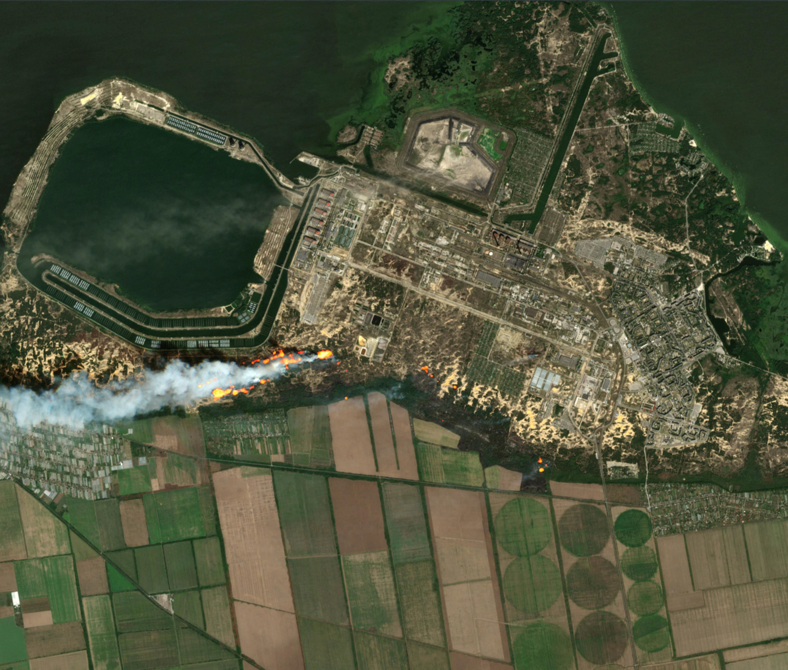 Incendis al voltant de la planta nuclear de Zaporíjia en una imatge del satèl·lit Coppernicus Incendis al voltant de la planta nuclear de Zapariyia en una imatge del satèl·lit Coppernicus