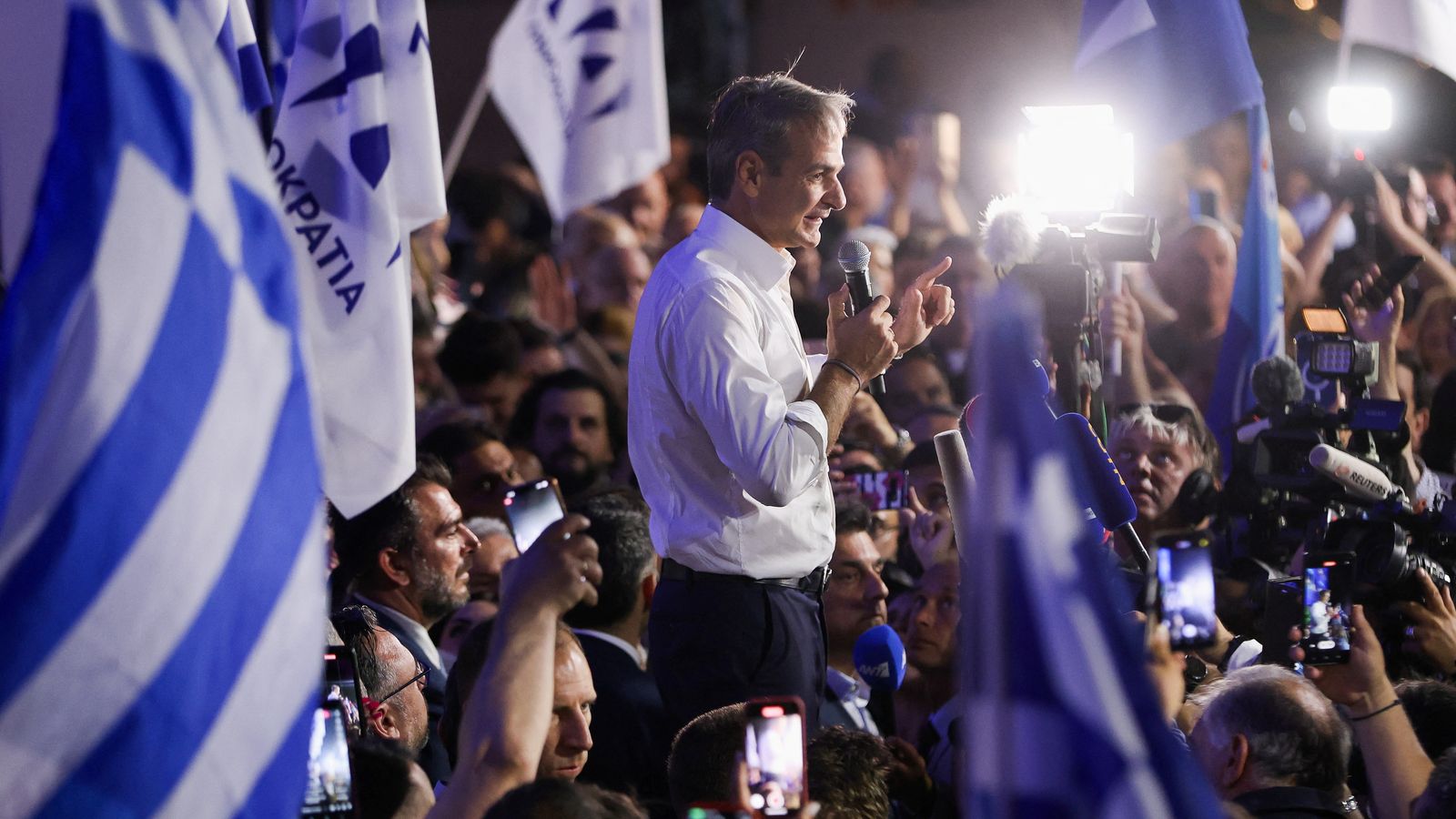 Mitsotakis parla en públic davant els seus seguidors durant la jornada de les eleccions