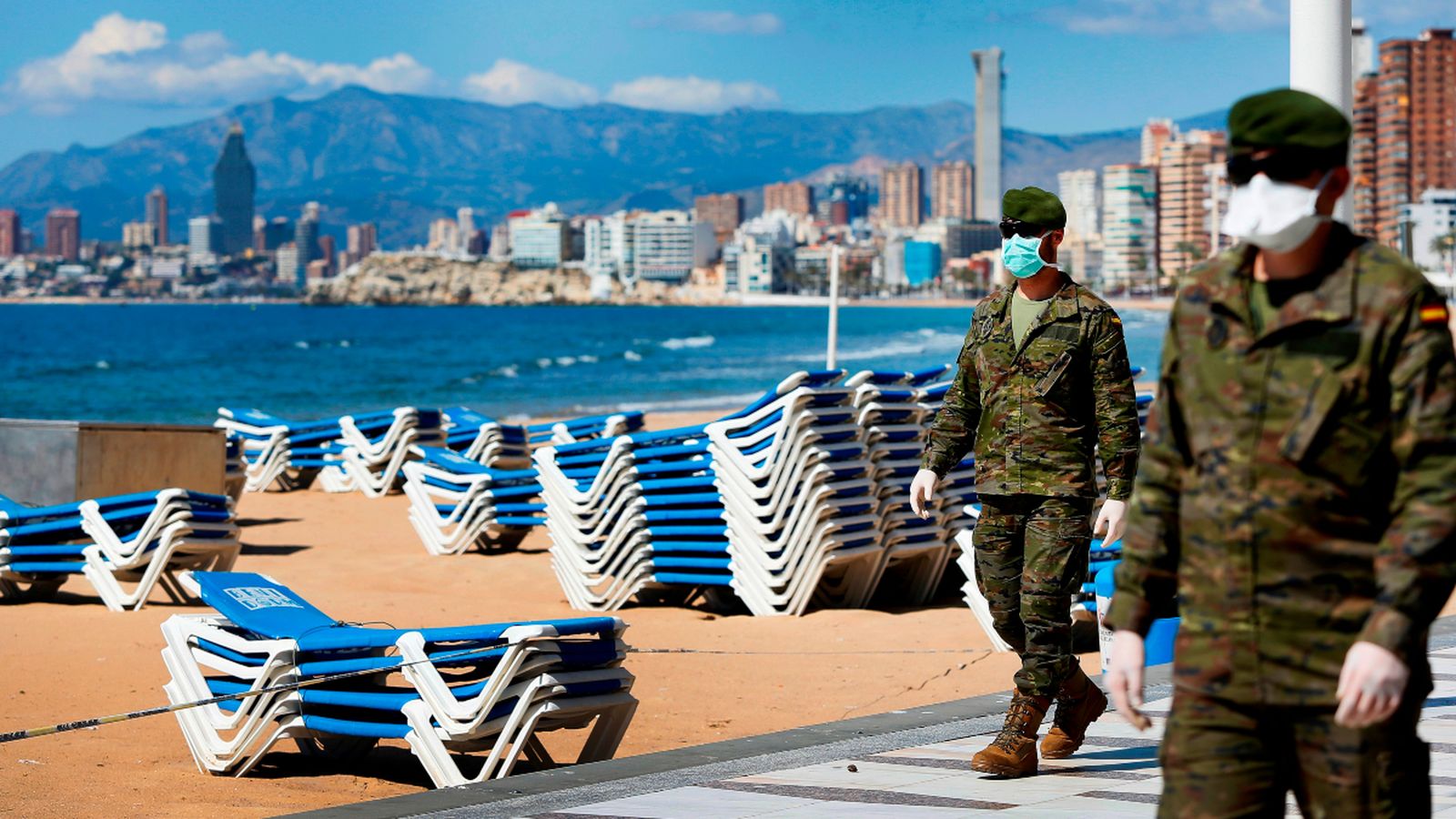 Dos militars patrullen per la platja de Benidorm, buida de turistes