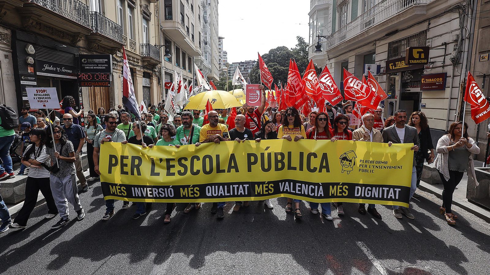 Manifestació de la Plataforma de l'Ensenyament Públic pels carrers de València este dijous