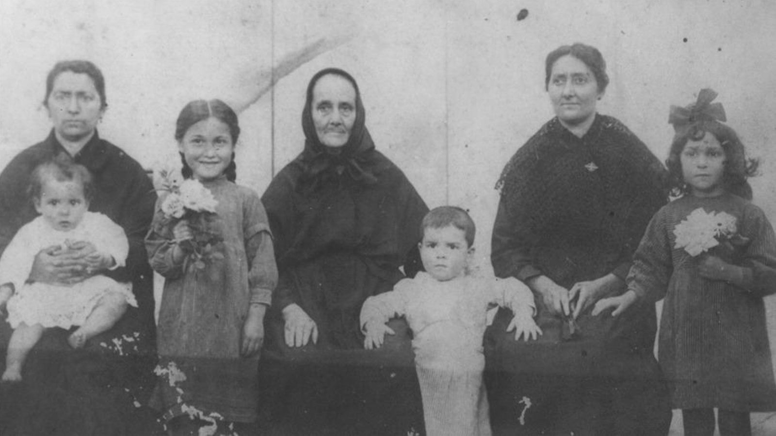 Maria Domingo Mateu (a la dreta), una de les onze manifestants