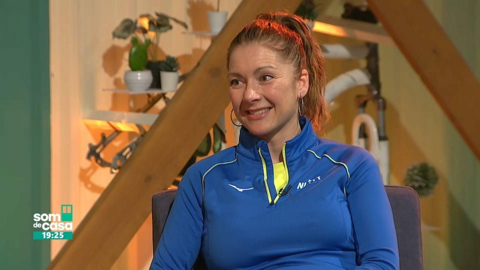 La corredora Natacha López durant l'entrevista de 'Som de casa'