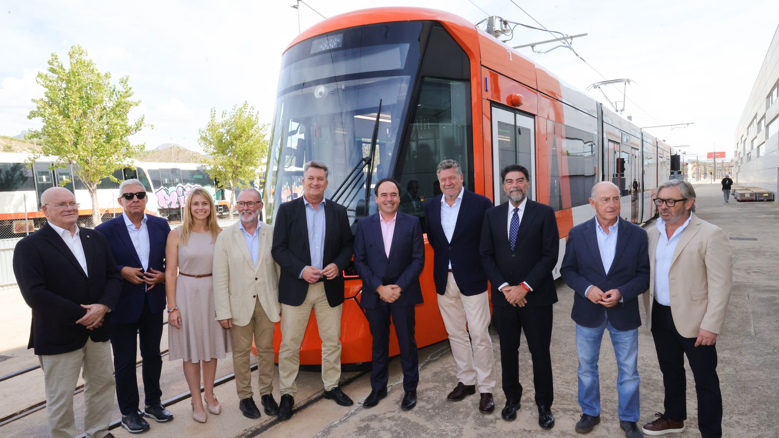 Al centre, el president Pérez Llorca amb diverses autoritats en la visita este divendres als tallers del TRAM al Campello