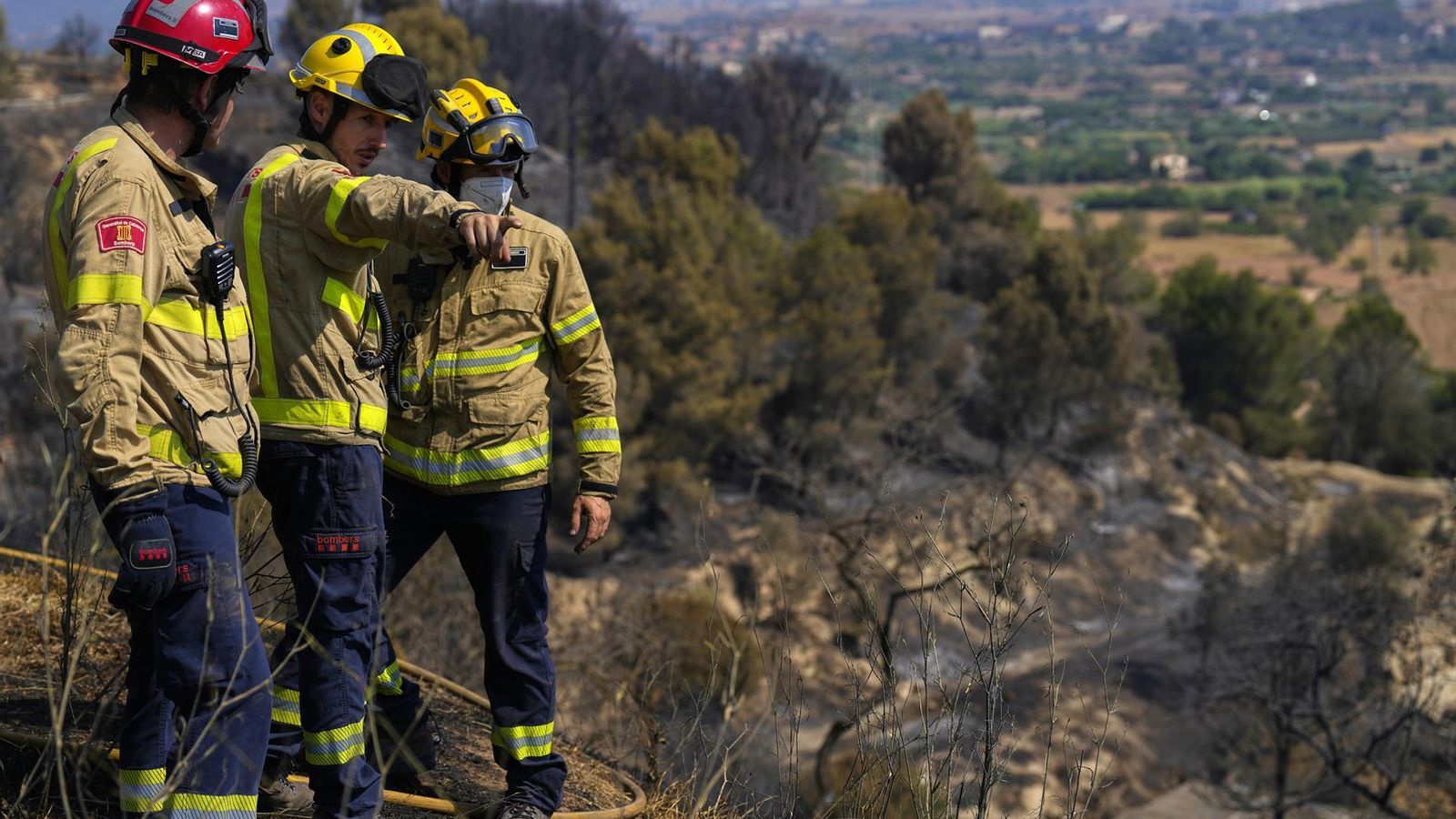 Bombers realitzant tasques d'extinció al Pont de Vilomara