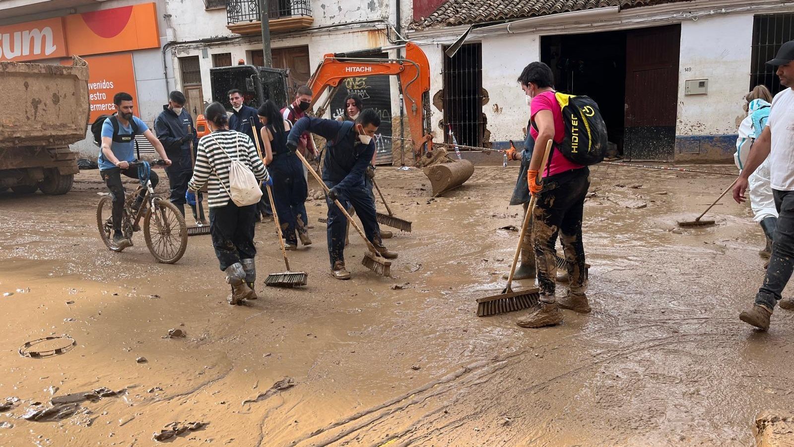 Un grup de voluntaris a Massanassa neteja el fang el dissabte 9 de novembre